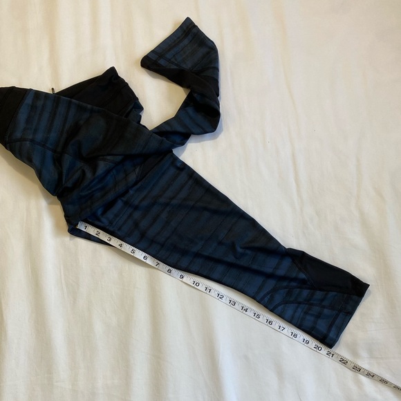 Lululemon Blue and Black Patterned Running Crops Size 8 - Picture 6 of 7